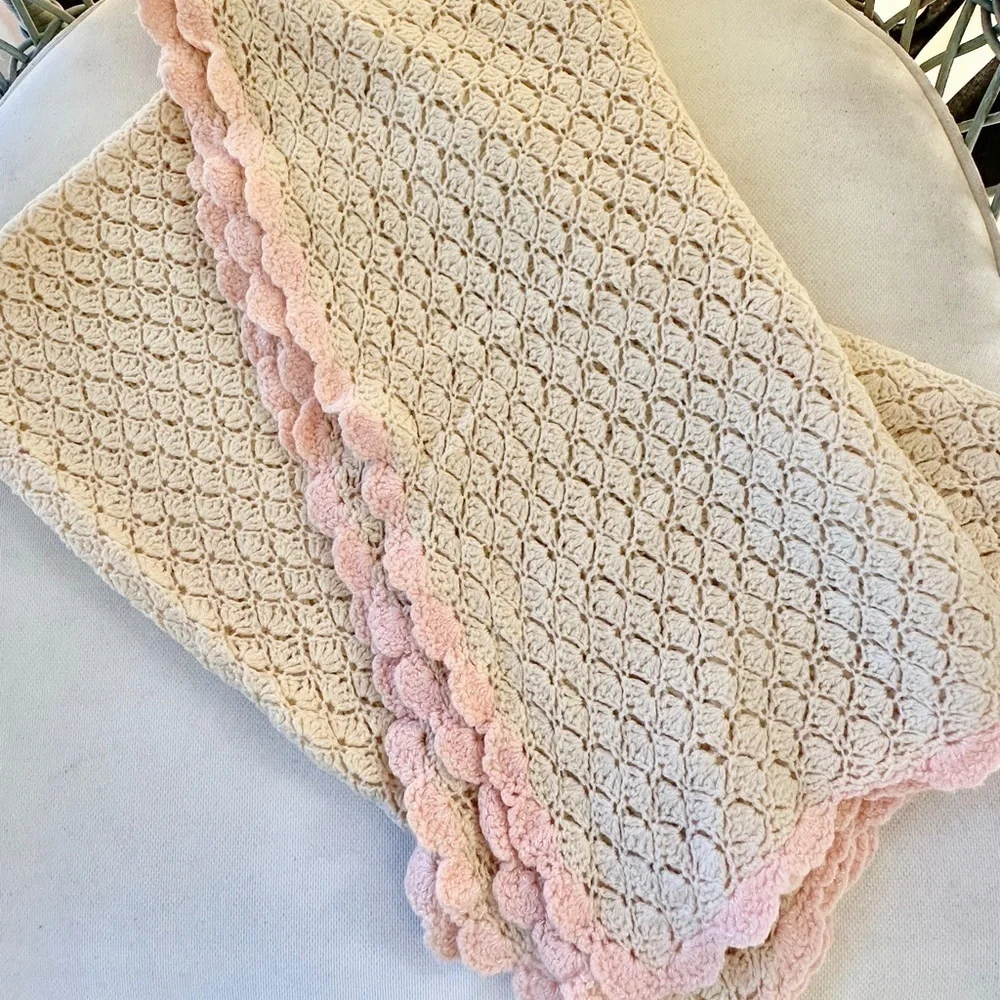 VINTAGE, BEAUTIFULLY HANDMADE, BABY BLANKET. CREAM COLOR WITH PINK TRIM. - Picture 9 of 11